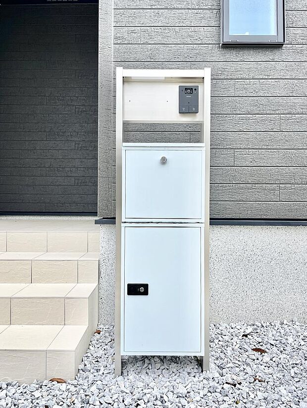 【その他現地】表札・インターホン・ポスト・宅配BOXをひとつに集約。エントランスになじむシンプルデザイン。
