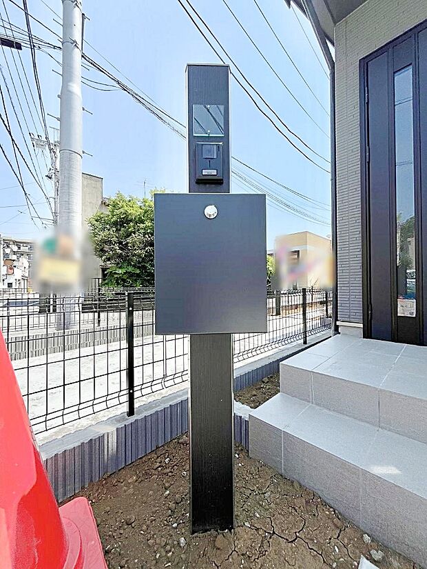 【その他現地】表札・インターホン・ポストをひとつに集約。エントランスになじむシンプルデザイン。