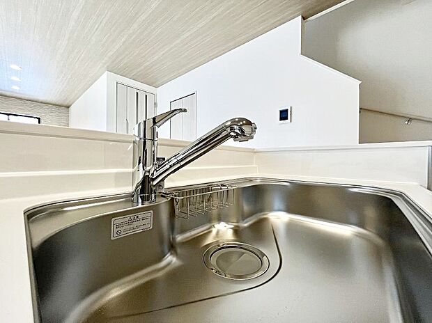 【その他設備(蛇口一体型浄水器)】◆A号棟◆浄水器一体型のキッチンで洗い物用・料理用と切り替え簡単!