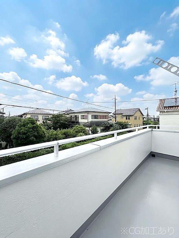 【バルコニー】◆2号棟◆~Balcony~ バルコニーは温かい陽がさしこみ、お布団や洗濯物を気持ちよく干すことができます。使いやすく開放的なバルコニーです♪陽ざしがたっぷり降り注ぐ、バルコニー付き住まい。