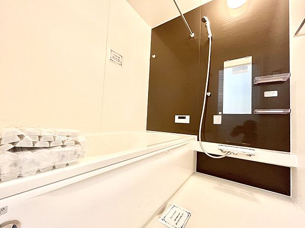 【浴室】~Bath Room~ 落ち着いた雰囲気の浴室で明日に向けてリフレッシュ。浴室乾燥機能も付いているので隣の洗濯機置き場で洗い上がった洗濯物を、雨の日も天気を気にせず乾燥させることも可能です。