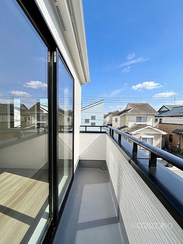 【バルコニー】◆A号棟◆~Balcony~ 大きな空に囲まれた気持ちのいい家。 バルコニーを覗くだけで圧倒的な開放感に包まれます。 バルコニーは陽がさしこみお布団や洗濯物を気持ちよく干すことができます。