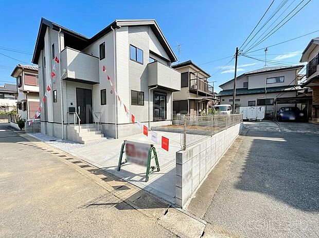 【前面道路含む現地写真】~Exterior~ 前面道路:西 6m 私道 前面道路は閑静な住宅地をはしる車通りの少ない道路。駐車の出し入れもらくらくです!ご不明点・現地見学のご希望は、お気軽にお問い合わせください!