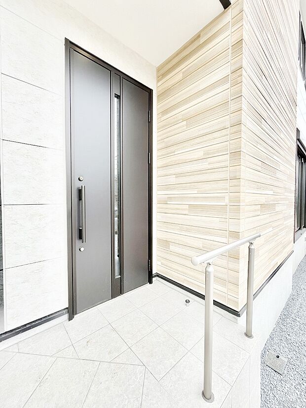 【玄関】~Entrance~ 玄関は、お客さんをお迎えする場であり、家族が出入りする場でもあるので「おうちの顔」とも呼ばれる重要な場所!すっきりと明るく、いつでもお客様をお出迎えできるような設計をしました!