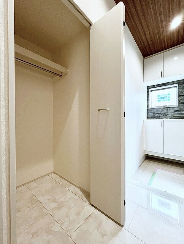 【その他設備(玄関ホール収納)】玄関ホール収納です。掃除道具やお出かけ用グッズの収納に便利です。