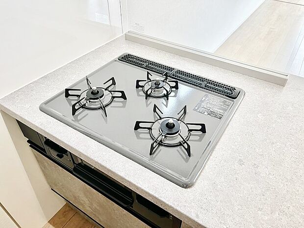 【その他設備(三ツ口コンロ)】三口ガスコンロでお料理が一気にはかどりそう