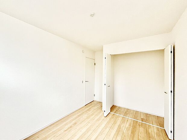 【寝室】~Bed Room~ 居室には収納クローゼットを完備!普段使いのお洋服や小物はもちろん、季節物のお洋服などもしっかりと整理整頓おしまい頂けます。 居室空間を広く使用できますね。