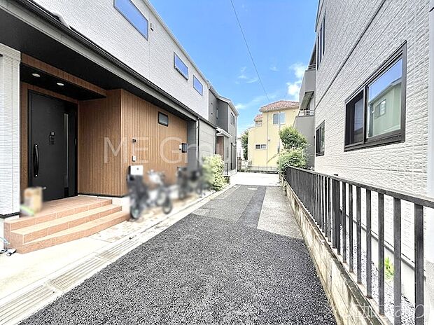 【前面道路含む現地写真】~Exterior~ 前面道路: 東 4m 公道 前面道路は閑静な住宅地をはしる車通りの少ない道路。駐車の出し入れもらくらくです!ご不明点・現地見学のご希望は、お気軽にお問い合わせください!
