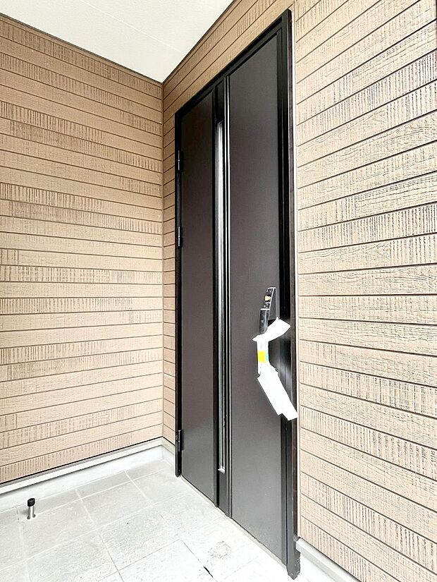 【玄関】上質感漂う玄関へのアプローチ。