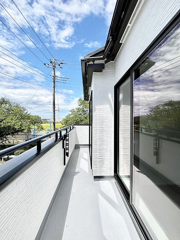 【バルコニー】◆A号棟◆~Balcony~ 大きな空に囲まれた気持ちのいい家。バルコニーを覗くだけで圧倒的な開放感に包まれます。バルコニーは陽がさしこみお布団や洗濯物を気持ちよく干すことができます。