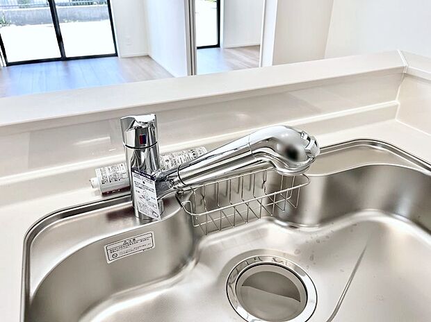 【その他設備(浄水器)】◆A号棟◆いつでも清潔なおいしいお水を。一つの水栓で水道水と浄水を使い分け。