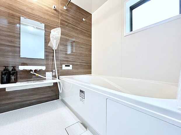 【浴室】◆1号棟◆~Bath Room~ 窓付きのバスルームは、採光もあり明るく気持ちの良い空間です。窓があることで、換気環境も良好。ゆったり寛げるバスルームで、毎日のバスタイムが楽しみになりそうです。