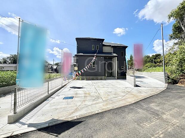 【前面道路含む現地写真】~Exterior~ 前面道路は閑静な住宅地をはしる車通りの少ない道路。駐車の出し入れもらくらくです!ご不明点・現地見学のご希望は、お気軽にお問い合わせください!