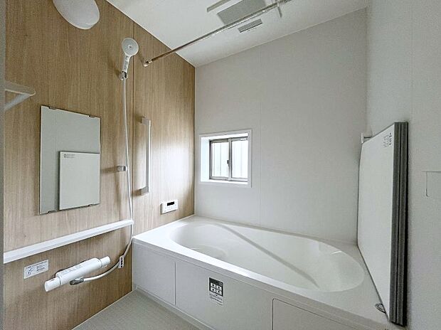 【浴室】◆C号棟◆~Bath Room~ 足を伸ばして入浴することが可能!一日の疲れを癒す貴重なバスタイムです。お子様とご一緒でも十分な広さなので、リビングとは違った家族団欒のひと時をお楽しみいただけます。