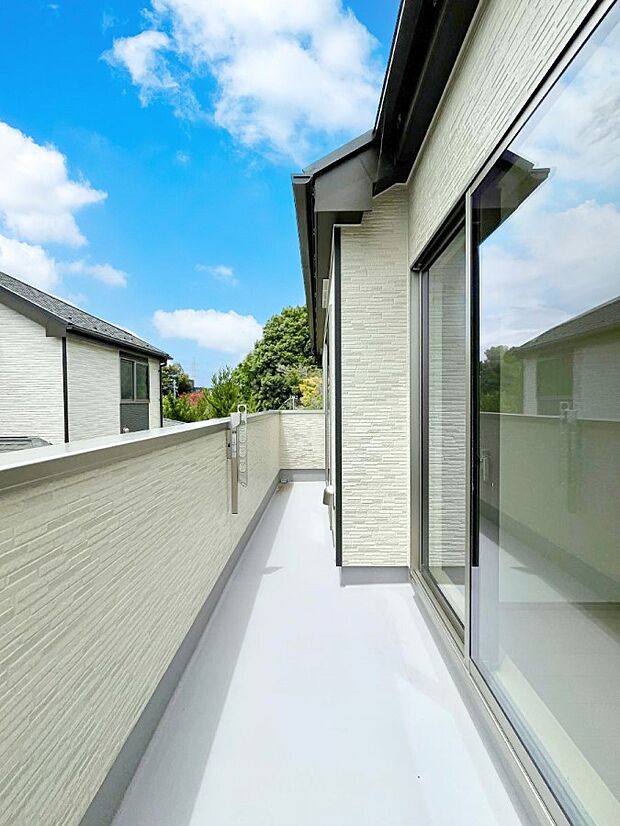 【バルコニー】◆C号棟◆~Balcony~ バルコニーは温かい陽がさしこみ、お布団や洗濯物を気持ちよく干すことができます。使いやすく開放的なバルコニーです♪陽ざしがたっぷり降り注ぐ、バルコニー付き住まい。