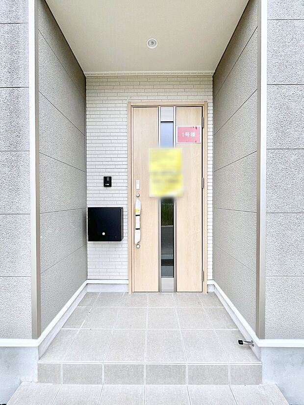 【玄関】玄関前は雨が降っても濡れにくい屋根付き