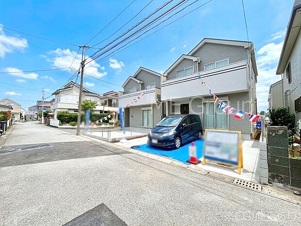 【前面道路含む現地写真】~Exterior~ 前面道路は閑静な住宅地をはしる車通りの少ない道路。駐車の出し入れもらくらくです!ご不明点・現地見学のご希望は、お気軽にお問い合わせください!