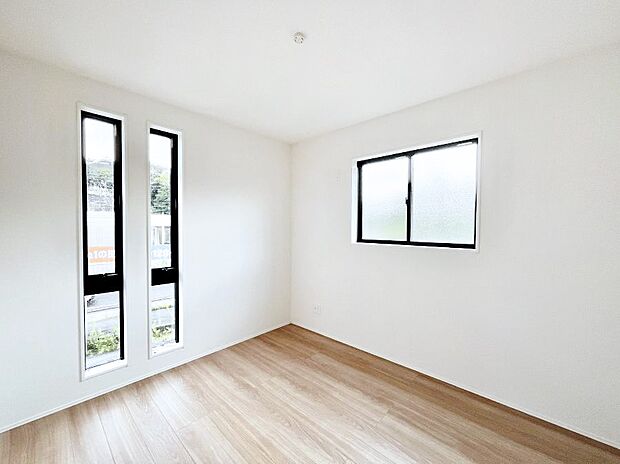 【寝室】～Bed Room～　部屋数が多いのが戸建てのメリットです。ご家族が増えたことで手狭に感じていた住まいも戸建てでは各居室プライバシーを保つことができます。住まいにゆとりが生まれ心もリラックスできます♪