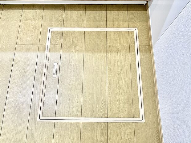 【その他設備(床下収納)】廊下収納。掃除道具や季節の小物を収納することができます。