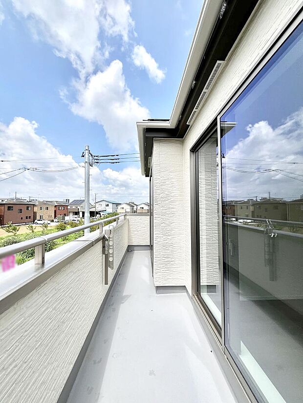 【バルコニー】◆A号棟◆~Balcony~ バルコニーは温かい陽がさしこみ、お布団や洗濯物を気持ちよく干すことができます。使いやすく開放的なバルコニーです♪陽ざしがたっぷり降り注ぐ、バルコニー付き住まい。