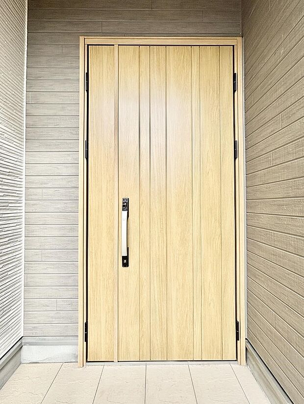 【玄関】~Entrance~ 玄関は、お客さんをお迎えする場であり、家族が出入りする場でもあるので「おうちの顔」とも呼ばれる重要な場所!すっきりと明るく、いつでもお客様をお出迎えできるような設計をしました!