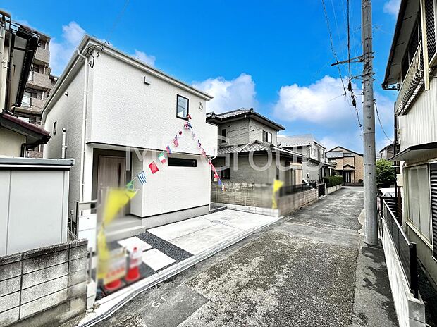 【前面道路含む現地写真】～Exterior～　前面道路：南西4m私道、北東4m私道　京成松戸線「初富」駅徒歩8分！駅近の利便性と豊かな自然を享受する住環境のもと、彩り豊かな快適な暮らしは家族を笑顔にしてくれそうです。