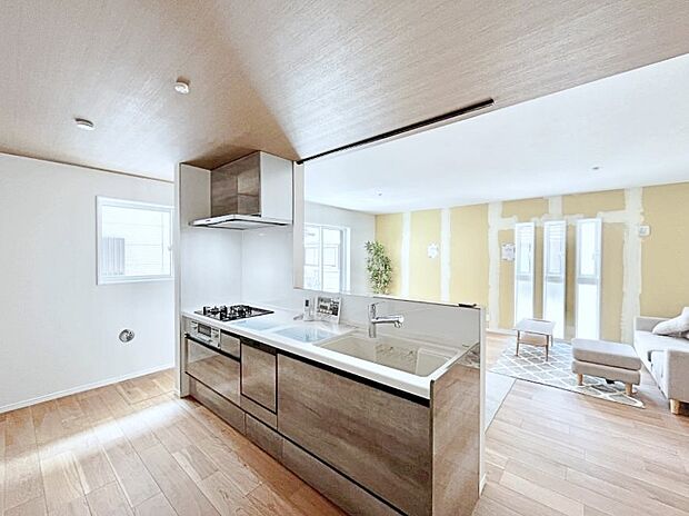 【ダイニングキッチン】~Kitchen~ リビングが見渡せるカウンターキッチン。料理をしながら家族とコミュニケーションをとれるだけでなく、大きな開放感も得ることができます。お子様の成長も感じることができますね!