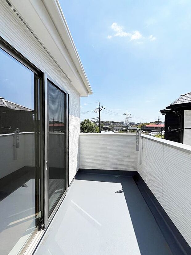 【バルコニー】◆4号棟◆~Balcony~ バルコニーは温かい陽がさしこみ、お布団や洗濯物を気持ちよく干すことができます。使いやすく開放的なバルコニーです♪陽ざしがたっぷり降り注ぐ、バルコニー付き住まい。
