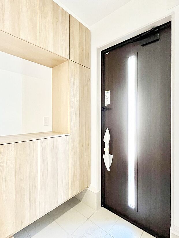 【玄関】◆4号棟◆~Entrance~ 家の中でお客様を迎える最初の場所である玄関は、家の印象そのものです!豊富な玄関収納で、常に綺麗に保つことが出来ます♪玄関にはたっぷり収納の下駄箱を完備!