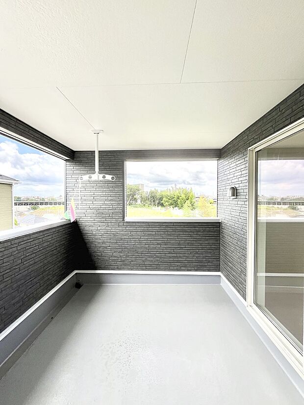 【バルコニー】◆2号棟◆~Balcony~ インナーバルコニーは洗濯物を干すスペースとして急な雨で洗濯物が濡れてしまうのを防いでくれます◎チェアでくつろいだり、夏には周りを気にせずビニールプールが楽しめますね♪