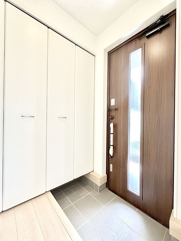 【玄関】◆2号棟◆~Entrance~ 家の中でお客様を迎える最初の場所である玄関は、家の印象そのものです!豊富な玄関収納で、常に綺麗に保つことが出来ます♪玄関にはたっぷり収納の下駄箱を完備!