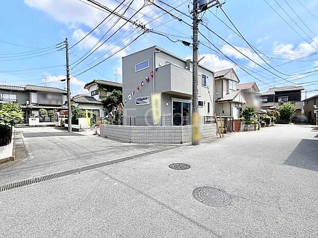 【前面道路含む現地写真】~Exterior~ 前面道路:南 6m 公道、西 5m 公道 低層の一戸建てを中心とした街並みが整然と続き、周辺は高い建物が建っていないので、緑の多い閑静な趣を感じる環境です。