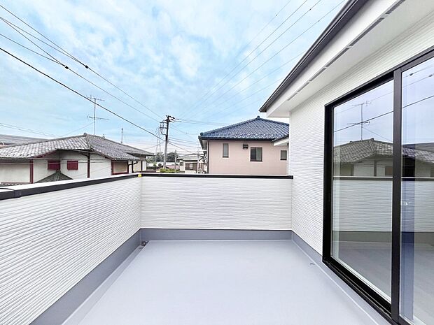 【バルコニー】～Balcony～ バルコニーは温かい陽がさしこみ、お布団や洗濯物を気持ちよく干すことができます。 使いやすく開放的なバルコニーです♪陽ざしがたっぷり降り注ぐ、バルコニー付き住まい。 