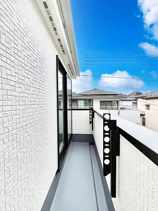 【バルコニー】～Balcony～ バルコニーは温かい陽がさしこみ、お布団や洗濯物を気持ちよく干すことができます。 使いやすく開放的なバルコニーです♪陽ざしがたっぷり降り注ぐ、バルコニー付き住まい。 