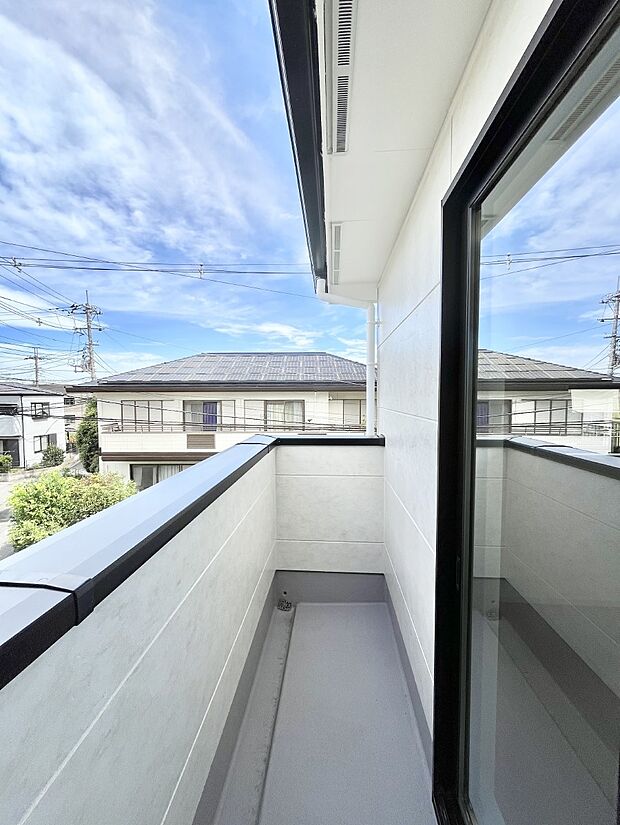 【バルコニー】~Balcony~ バルコニーは温かい陽がさしこみ、お布団や洗濯物を気持ちよく干すことができます。 使いやすく開放的なバルコニーです♪陽ざしがたっぷり降り注ぐ、バルコニー付き住まい。
