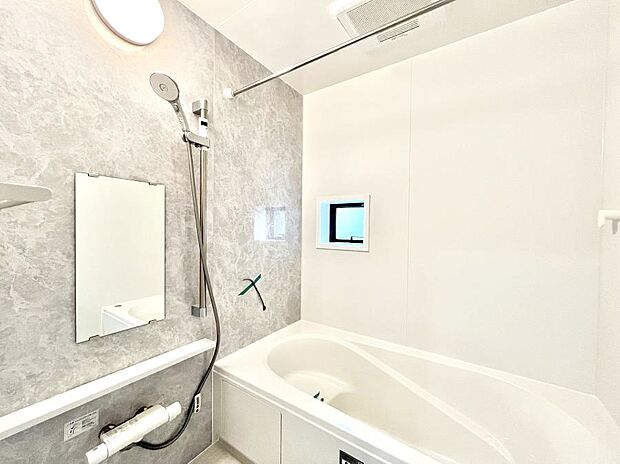 【浴室】～Bath Room～　落ち着いた雰囲気の浴室で明日に向けてリフレッシュ。浴室乾燥機能も付いているので隣の洗濯機置き場で洗い上がった洗濯物を、雨の日も天気を気にせず乾燥させることも可能です。　