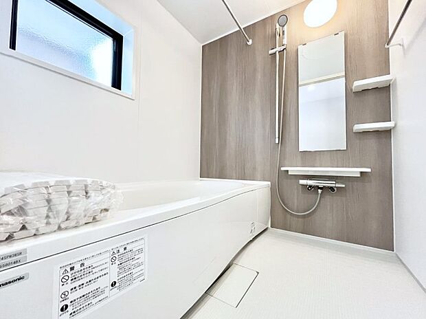 【浴室】~Bath Room~ 落ち着いた雰囲気の浴室で明日に向けてリフレッシュ。浴室乾燥機能も付いているので隣の洗濯機置き場で洗い上がった洗濯物を、雨の日も天気を気にせず乾燥させることも可能です。