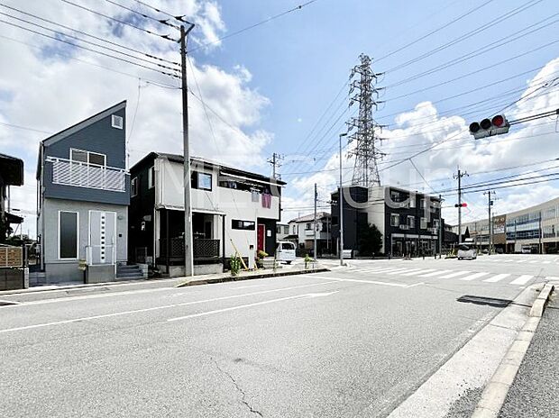 【前面道路含む現地写真】~Exterior~ 前面道路:南西 18m 公道 東武野田線「高柳」駅徒歩3分!駅近の利便性と豊かな自然を享受する住環境のもと、彩り豊かな快適な暮らしは家族を笑顔にしてくれそうです。