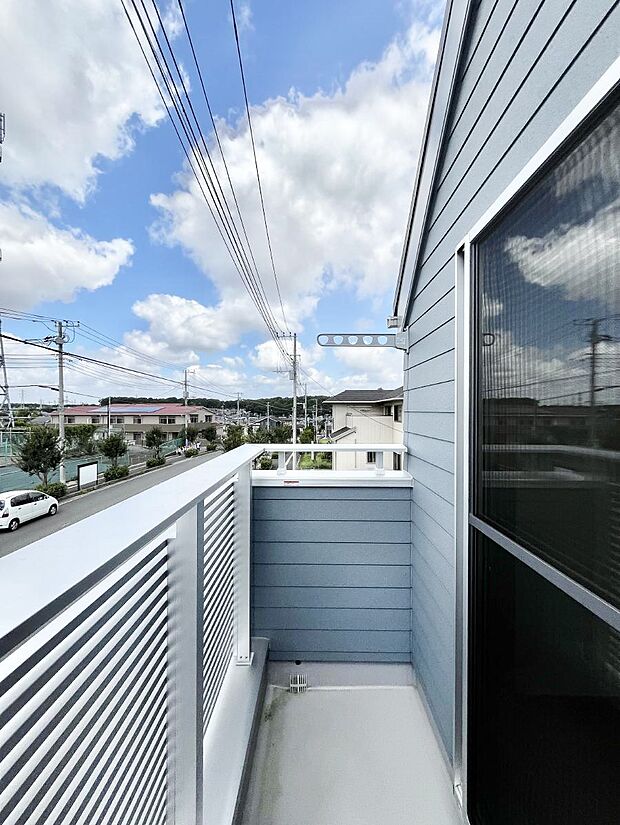 【バルコニー】~Balcony~ バルコニーは温かい陽がさしこみ、お布団や洗濯物を気持ちよく干すことができます。 使いやすく開放的なバルコニーです♪陽ざしがたっぷり降り注ぐ、バルコニー付き住まい。