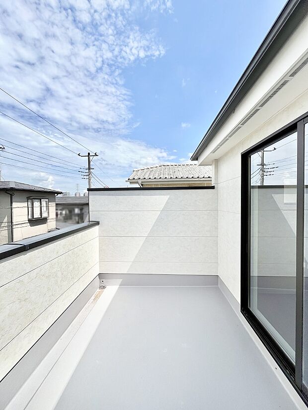 【バルコニー】~Balcony~ バルコニーは温かい陽がさしこみ、お布団や洗濯物を気持ちよく干すことができます。 使いやすく開放的なバルコニーです♪陽ざしがたっぷり降り注ぐ、バルコニー付き住まい。