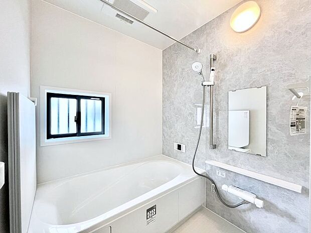 【浴室】◆C号棟◆~Bath Room~ 足を伸ばして入浴することが可能!一日の疲れを癒す貴重なバスタイムです。お子様とご一緒でも十分な広さなので、リビングとは違った家族団欒のひと時をお楽しみいただけます。
