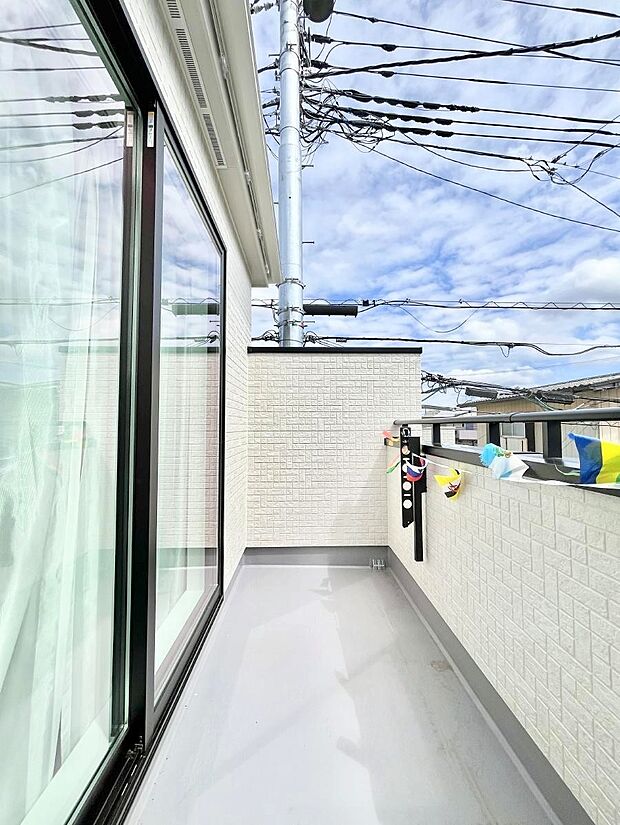 【バルコニー】◆C号棟◆~Balcony~ バルコニーは温かい陽がさしこみ、お布団や洗濯物を気持ちよく干すことができます。使いやすく開放的なバルコニーです♪陽ざしがたっぷり降り注ぐ、バルコニー付き住まい。
