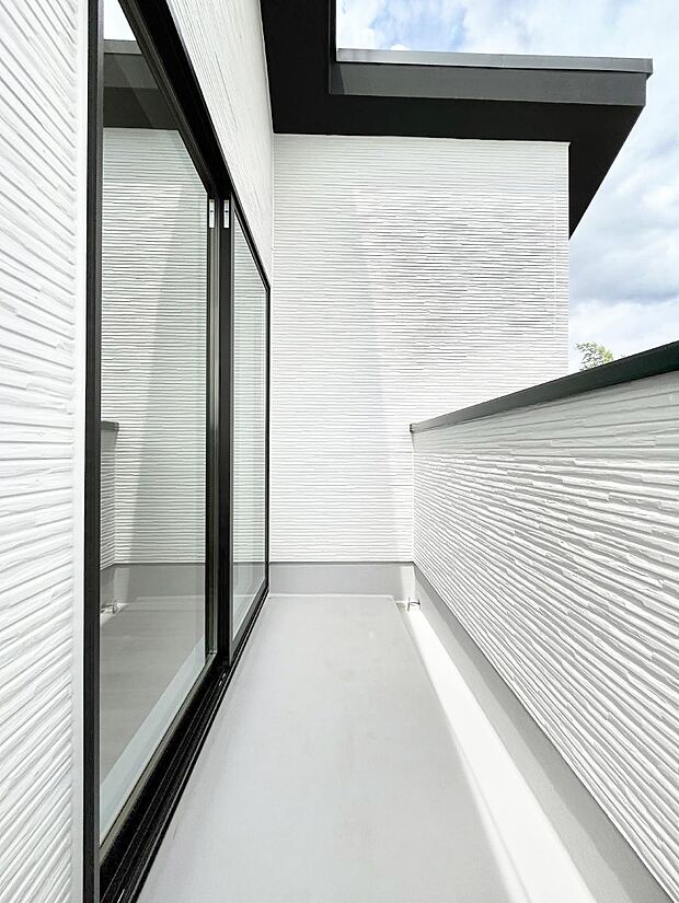 【バルコニー】~Balcony~ バルコニーは温かい陽がさしこみ、お布団や洗濯物を気持ちよく干すことができます。 使いやすく開放的なバルコニーです♪陽ざしがたっぷり降り注ぐ、バルコニー付き住まい。