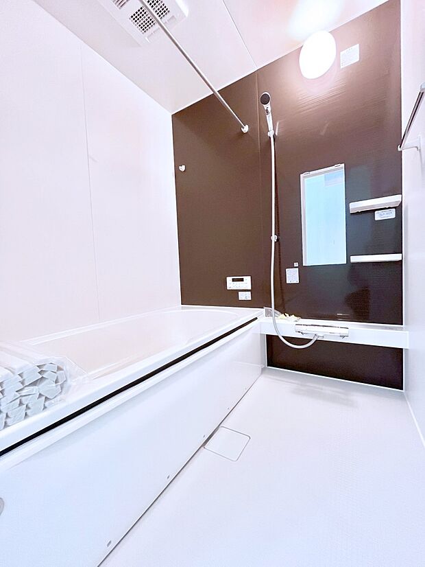 【浴室】~Bath Room~ ゆったりと足を伸ばして入浴することが可能!一日の疲れを癒す貴重なバスタイムです。お子様とご一緒でも十分な広さなので、リビングとは違った家族団欒のひと時をお楽しみいただけます。