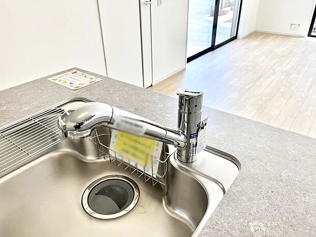 【その他設備(浄水器)】いつでも清潔なおいしいお水を。一つの水栓で水道水と浄水を使い分け。