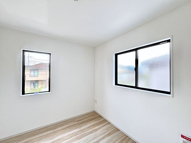 【寝室】~Bed Room~ 2面採光を確保した明るい室内は、風通しも良く、大変居心地の良い空間となっております。爽やかな風を感じて起きる朝は、快適生活の始まりに!日当たりや通風がとても良い住まい♪
