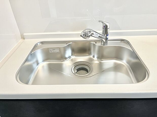 【その他設備(浄水器)】いつでも清潔なおいしいお水を。一つの水栓で水道水と浄水を使い分け。