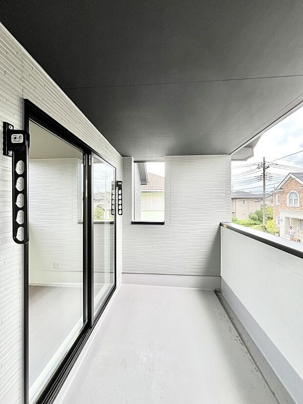 【バルコニー】～Balcony～　大きな空に囲まれた気持ちのいい家。バルコニーを覗くだけで圧倒的な開放感に包まれます。バルコニーは陽がさしこみお布団や洗濯物を気持ちよく干すことができます。