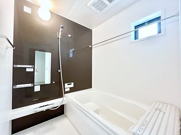【浴室】◆2号棟◆~Bath Room~ 足を伸ばして入浴することが可能!一日の疲れを癒す貴重なバスタイムです。お子様とご一緒でも十分な広さなので、リビングとは違った家族団欒のひと時をお楽しみいただけます。