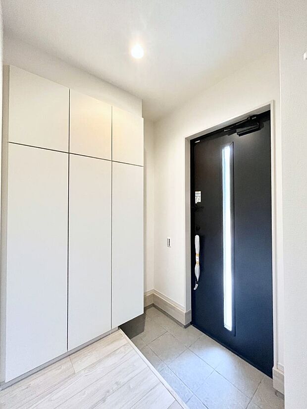 【玄関】◆2号棟◆~Entrance~ 家の中でお客様を迎える最初の場所である玄関は、家の印象そのものです!豊富な玄関収納で、常に綺麗に保つことが出来ます♪玄関にはたっぷり収納の下駄箱を完備!